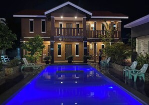 Quarto standard, vista para a piscina | Frigobar, cofres nos quartos, escrivaninha