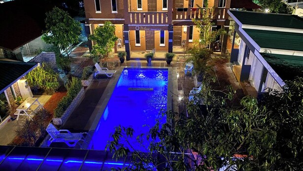 A two-story house with a swimming pool in the backyard. - D'Lima Beach Inn (Langkawi)