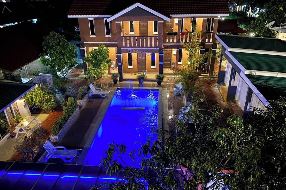 Superior-Zimmer, Poolblick | Minibar, Zimmersafe, Schreibtisch, laptopgeeigneter Arbeitsplatz