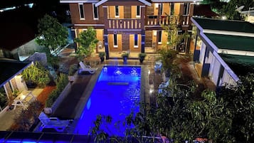 Superior Room, Pool View | Minibar, in-room safe, desk, laptop workspace