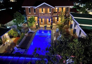 A two-story house with a swimming pool in the backyard. - D'Lima Beach Inn (Langkawi)