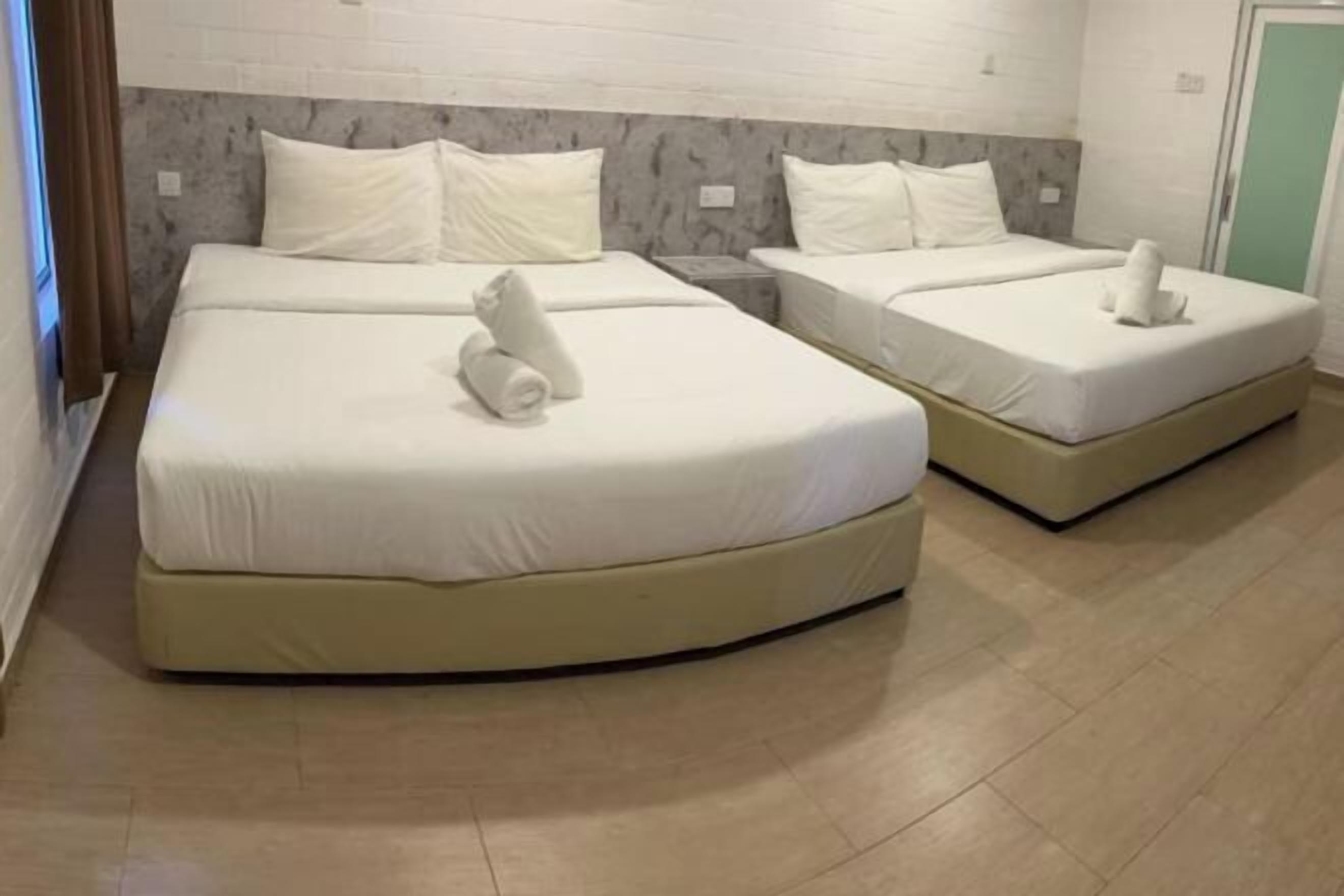 Minibar, caja de seguridad en la habitación y escritorio 