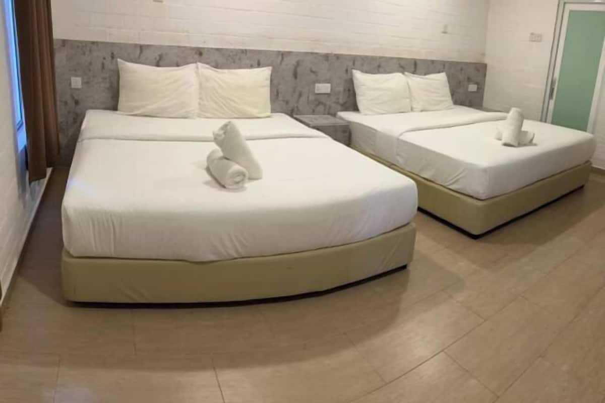 Minibar, caja de seguridad en la habitación y escritorio