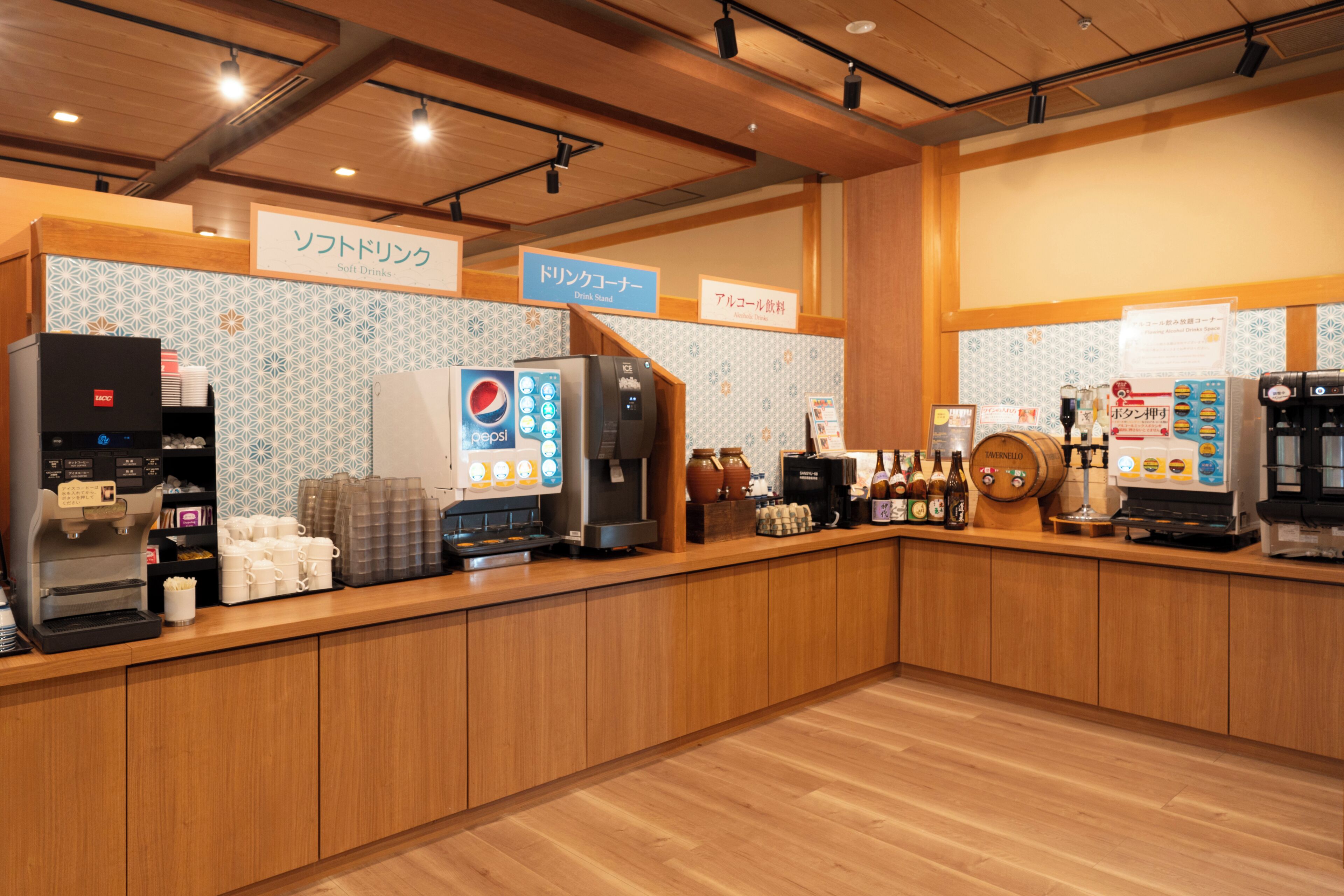 Mostrador de una cafetería con varias máquinas de café y un refrigerador de Pepsi.