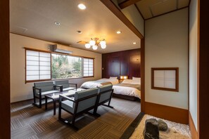 Individually furnished, desk, free WiFi, bed sheets - Okuhida Hot Spring Hirayukan (Takayama)