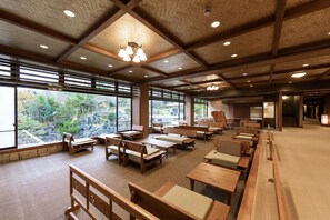Lobby sitting area - Okuhida Hot Spring Hirayukan (Takayama)