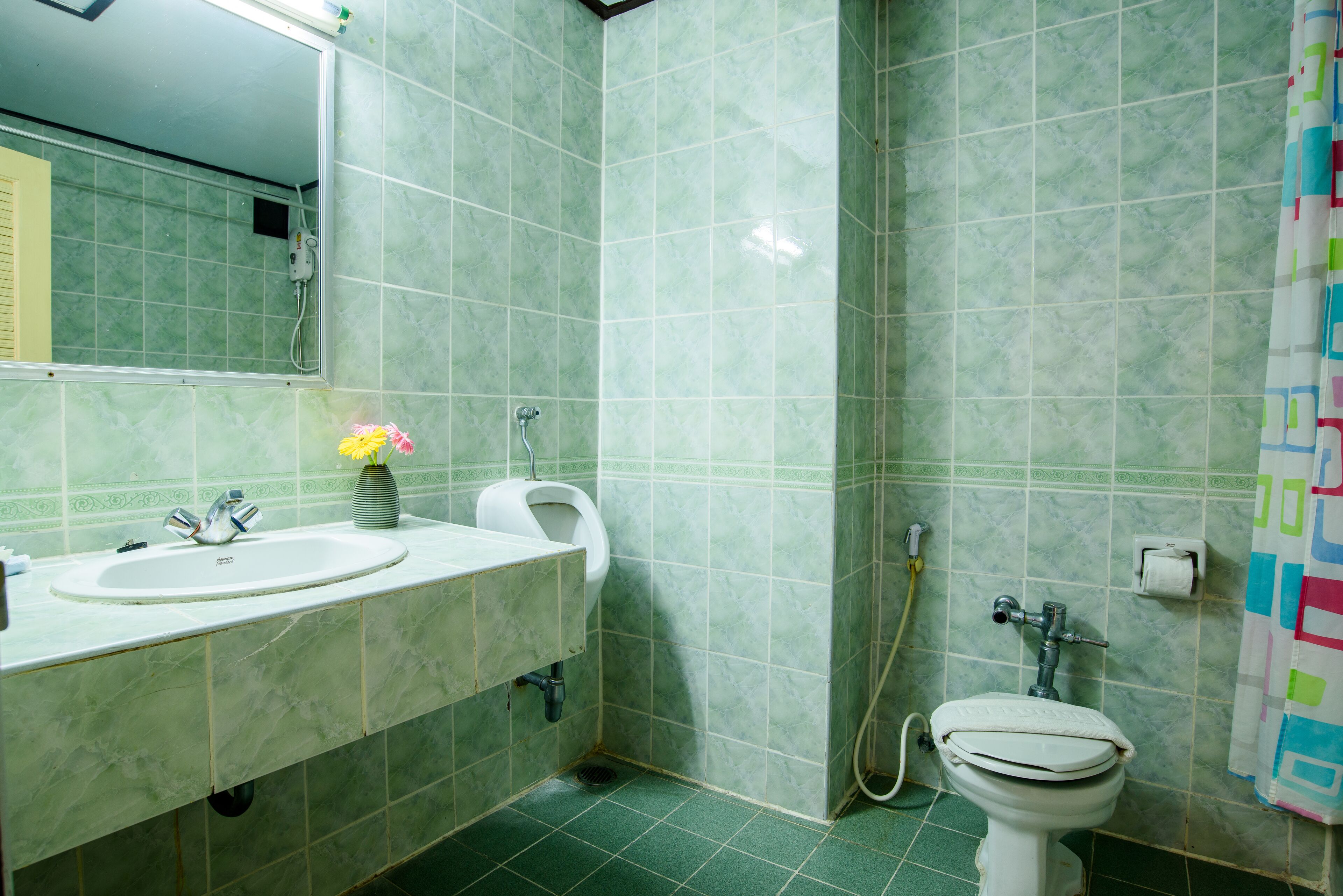Un bagno con due lavabi, un water e una doccia.