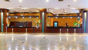 Ein Hotel-Rezeptionsbereich mit modernem Design, ausgestattet mit einer Rezeption, einer Kasse und einem Empfangstresen.
