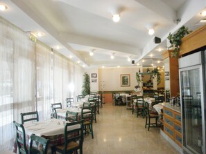 Desayuno de cocina local incluido todos los días