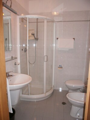 Regadera, amenidades de baño gratuitas, secadora de cabello, bidet