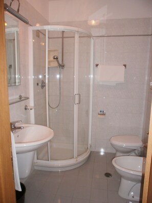 Shower, free toiletries, hair dryer, bidet