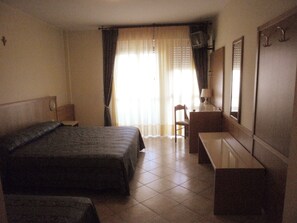 Escritorio, wifi gratis y ropa de cama