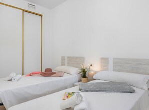 2 chambres, fer et planche à repasser, Wi-Fi gratuit, draps fournis