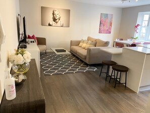 Apartment, 2 Bedrooms | Living area | 43-inch flat-screen TV with digital channels, Smart TV, Netflix - The Huxley (Oxford)
