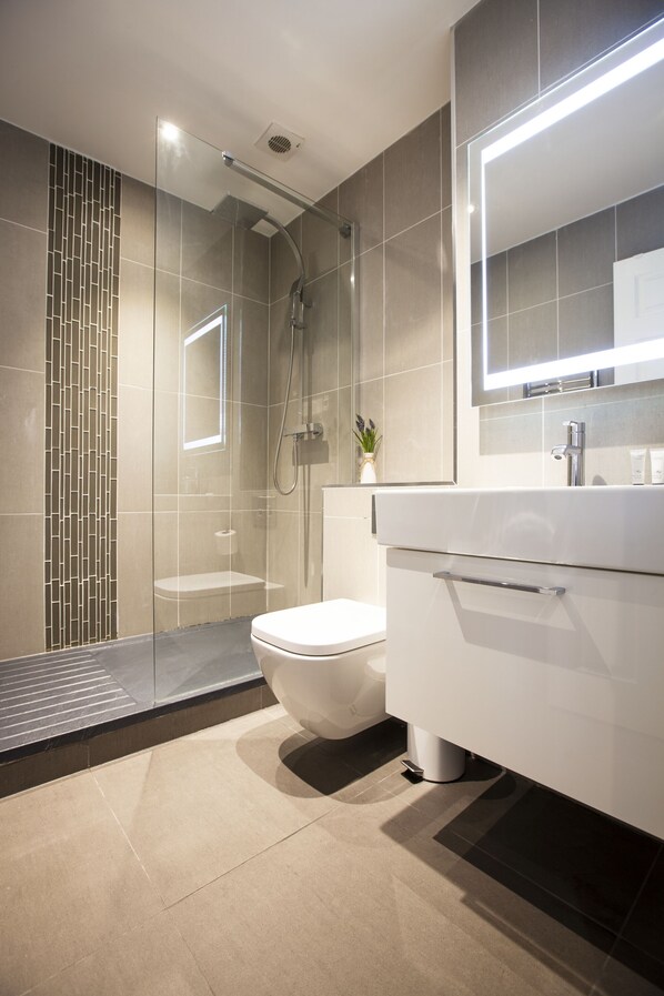 Apartment, 2 Bedrooms | Bathroom | Deep-soaking bathtub, free toiletries, hair dryer, towels