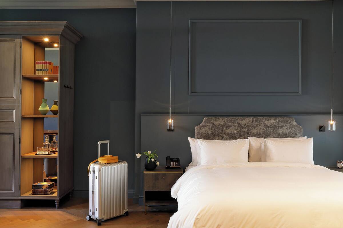 signature suite | 3 bedrooms, egyptian cotton sheets, premium bedding, down duvets