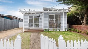 Terrace/patio - Cutest Cottage on Fourth walk to the Beach (Rosebud)
