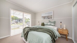 2 bedrooms, iron/ironing board, travel cot, free WiFi - Cutest Cottage on Fourth walk to the Beach (Rosebud)