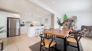 Dining - Cutest Cottage on Fourth walk to the Beach (Rosebud)