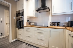 Full-sized fridge, microwave, oven, stovetop