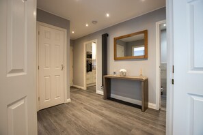 43-英寸纯平电视（配备数码频道）、智能电视、Netflix