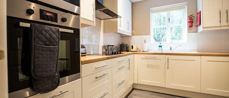 Appartement, 2 chambres | Cuisine privée | Grand réfrigérateur, micro-ondes, four, plaque de cuisson