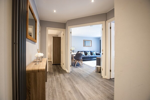 43-英寸纯平电视（配备数码频道）、智能电视、Netflix