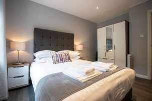 Apartamento, 2 habitaciones | Escritorio, tabla de planchar con plancha, cunas gratuitas y wifi gratis