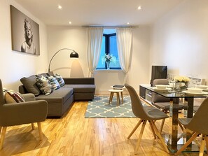 Apartment, 1 Bedroom | Ruang tamu | 43 inci televisyen skrin rata dengan digital, TV Pintar, Netflix