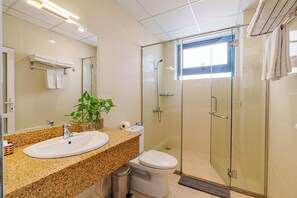 Quadrupla familiare | Bagno | Doccia, set di cortesia firmato, asciugacapelli, pantofole