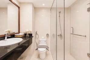 Separate bathtub and shower, designer toiletries, hair dryer, slippers - T78 Hotel (Ho Chi Minh City)