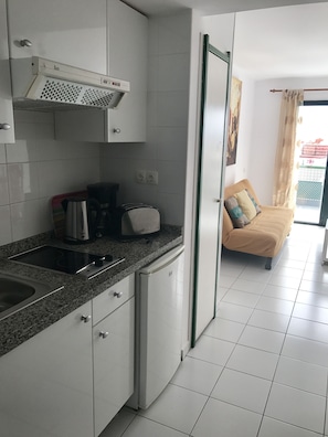 Apartamento, 1 habitación, planta baja | Cocina básica privada | Frigorífico, microondas, hervidor eléctrico y utensilios de cocina