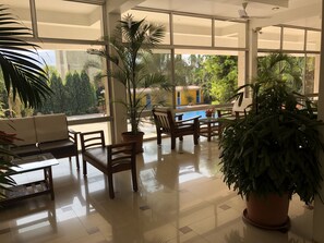 Lobby sitting area - Resort Silver Hills Lonavala (Mawal)