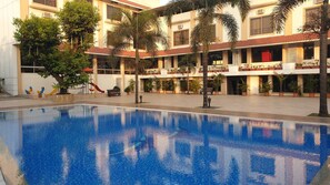 Una piscina al aire libre