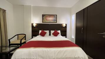 Signature Room, 1 Queen Bed, Pool View | Premium bedding, pillow-top beds, individually furnished, desk