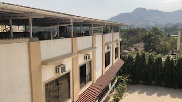 Signature Room, 1 Queen Bed, Pool View | Vista desde la habitación