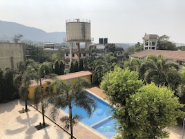 Signature Room, 1 Queen Bed, Pool View | Pemandangan dari bilik