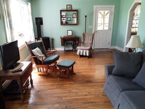 TV, books, stereo - On Sebasco Estates, 4 Bedroom House, Ocean Views, Close to Beaches and Golfing. (Phippsburg)