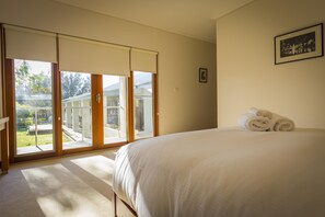 4 bedrooms, iron/ironing board, Internet, bed sheets - Potteroo - Stylish 4 bedroom family friendly home with private pool (Rothbury)