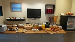 Colazione a buffet, servita tutte le mattine (10 EUR a persona)