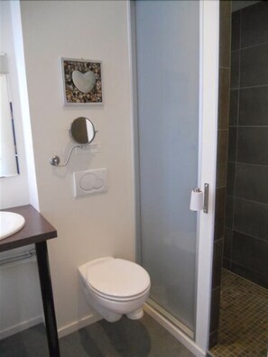 Camera familiare, letti multipli, non fumatori | Bagno | Doccia, soffione a pioggia, set di cortesia gratuito, asciugacapelli