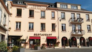 Front of property - Hotel de Bretagne (Dol-de-Bretagne)