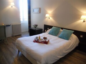 Camera familiare, letti multipli, non fumatori | Con stile personalizzato, con arredamento individuale, una scrivania