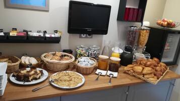 Petit déjeuner buffet (10 EUR par personne)