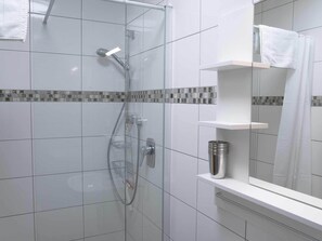 Comfort Apartment, 2 Bedrooms | Bathroom shower - Haus Wildbach (Reit im Winkl)