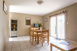 Comfort-Haus, Mehrere Betten, Nichtraucher, Gartenblick | Essbereich im Zimmer