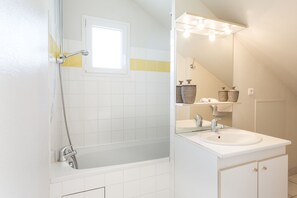 Hus Comfort - flera sängar - icke-rökare - utsikt mot trädgården | Badrum | Dusch, hårtork, tvål och schampo