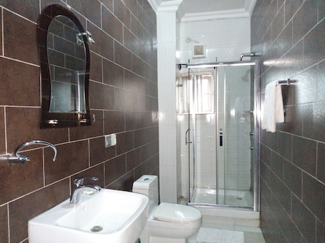 Luxury Room, 1 Queen Bed (Deluxe) | Bathroom. Eliata Hotel & Suites