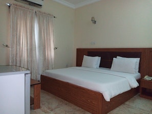 Presidential Suite | Minibar, desk, bed sheets - Eliata Hotel & Suites (Lagos)