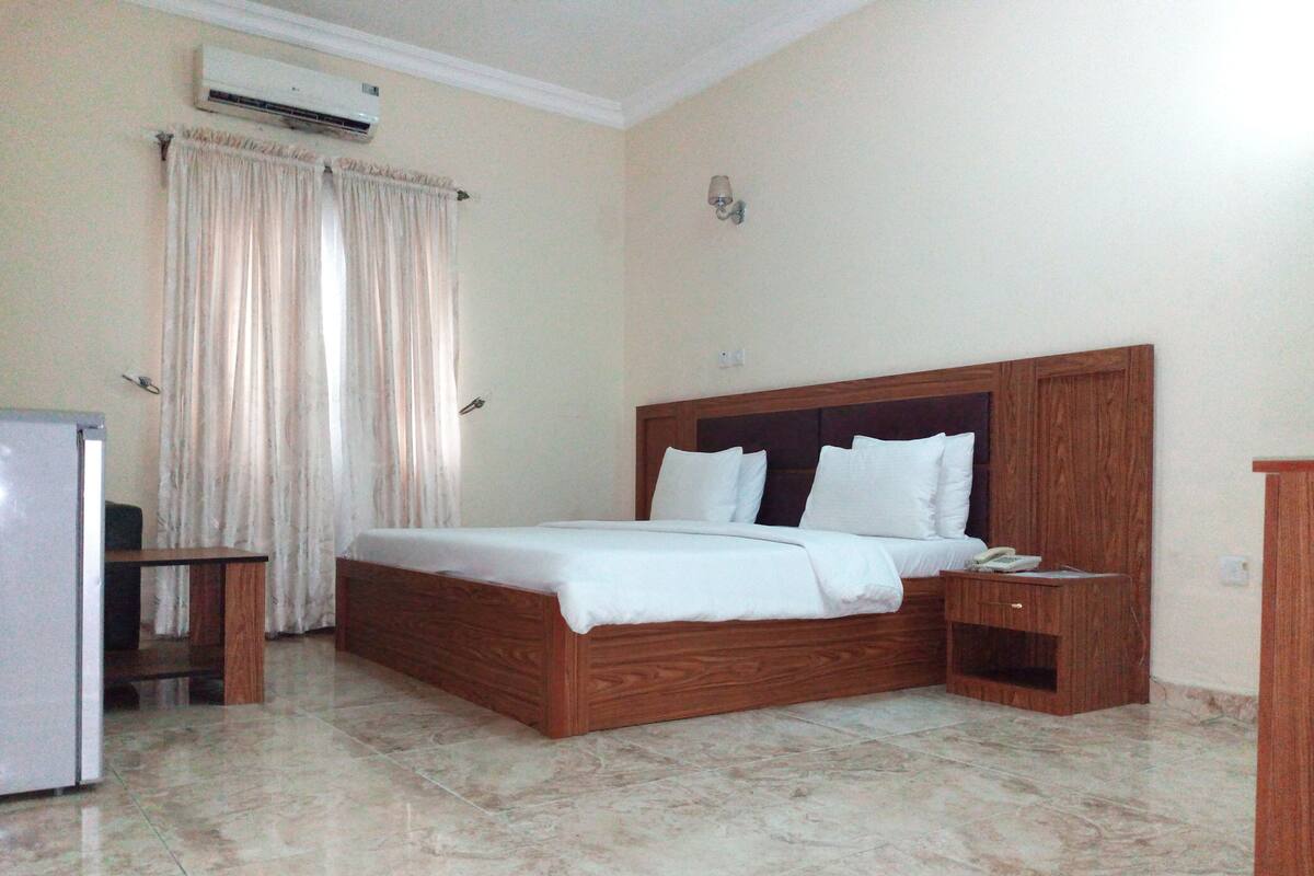 Presidential Suite | Minibar, desk, bed sheets